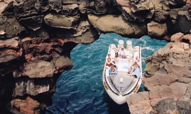 Boat tour of South Kona Caves and Reefs