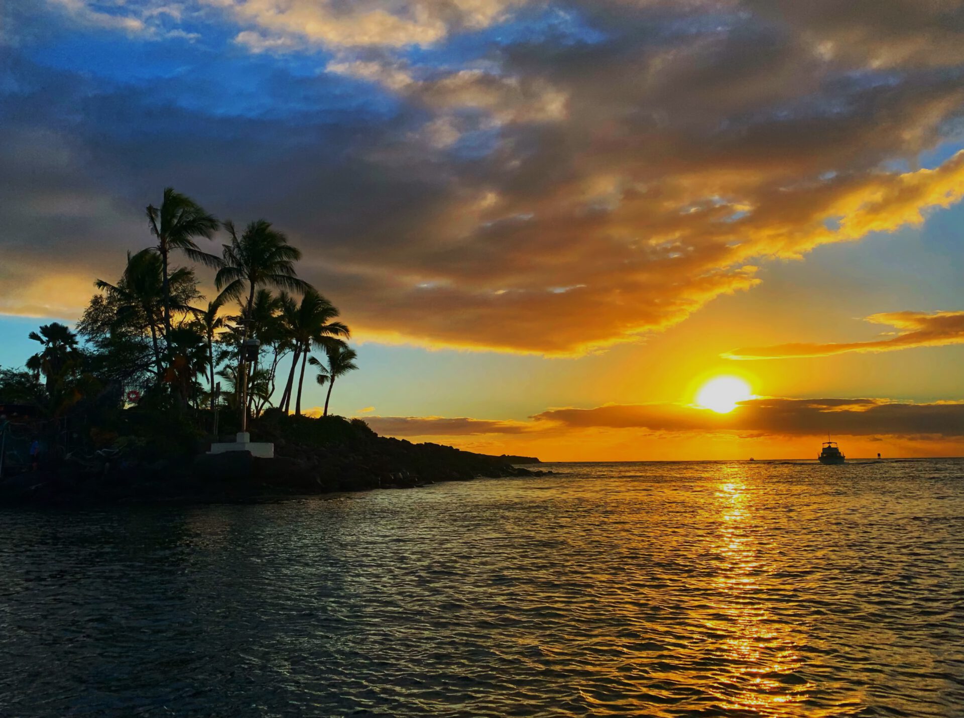 Kona sunset over the ocean
